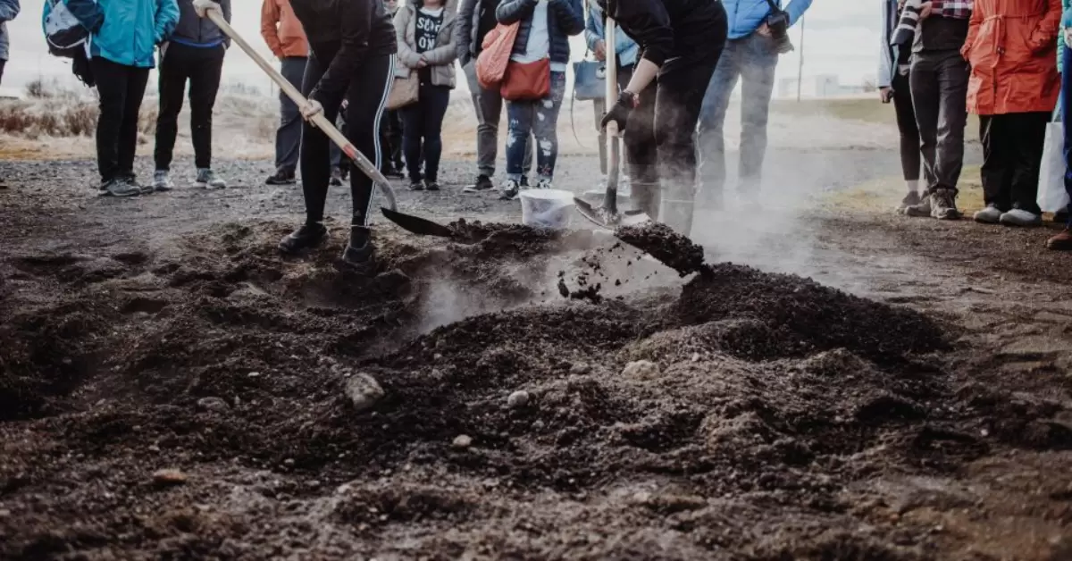 Things to do in Reykjavik Iceland - Geothermal Bread baking Laugarvatn Fontana